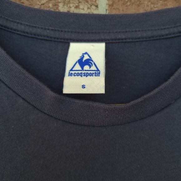 🐓 Le Coq Sportif - Dusty Navy Logo T-Shirt - Size S - Picture 3 of 5